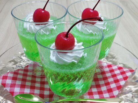 子供うけバッチリ!クリームソーダのゼリー